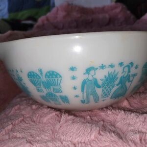 Pyrex Amish Butterprint Cinderella bowl